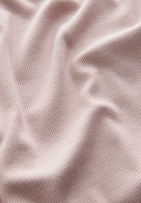 Pružný materiál v jemnej ružovej farbe, s jemnými textúrovanými líniami, ktoré vytvárajú vlnitý vzhľad, s ľahkými a natiahnuteľnými vlastnosťami.