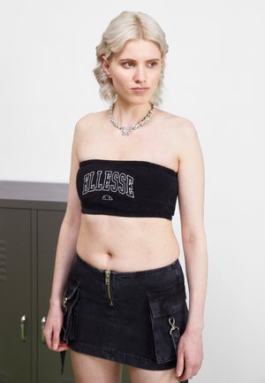 Juodas frotinio audinio be petnešų švarkelis su 'ELLESSE' logotipu; juoda džinsinė mini sijonas su priekiniais užtrauktukais ir šoninėmis kišenėmis; tekstūruotas audinys.