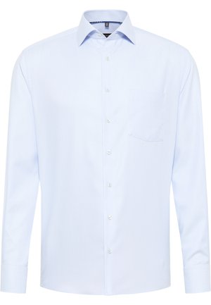 Lichtblauwe blouse met lange mouwen van geweven stof. Kenmerkt zich door een knoopsluiting aan de voorkant, een kraag, een enkele borstzak en manchetten.