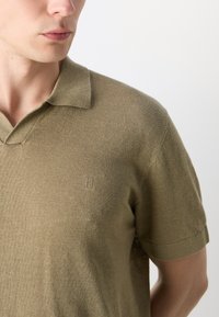 Les Deux EMMANUEL - Polo shirt - surplus green