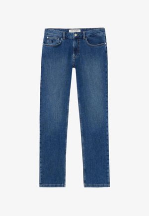 Blaue gerade geschnittene Jeans mit Vorder- und Gesäßtaschen, Knopfverschluss und sichtbarem Markenlabel am Innenbund.
