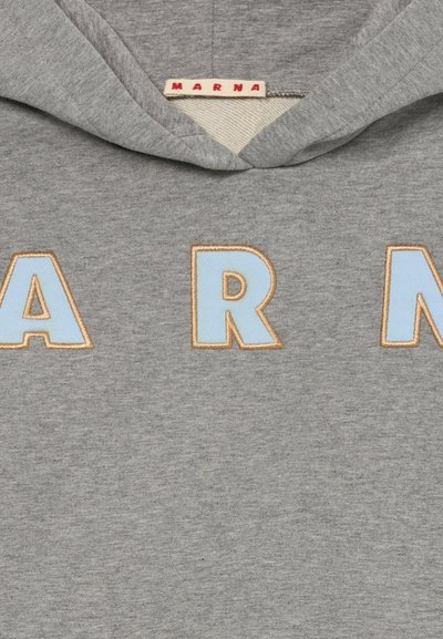 Felpa grigia con cappuccio caratterizzata da grandi lettere blu "MARNA" con contorno beige, realizzata in un morbido tessuto misto cotone, con un design classico del cappuccio.