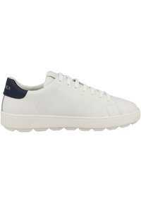 Weißes Leder-Sneaker mit strukturiertem Finish, runder Zehenkappe und navyfarbenem Fersenakzent. Ausgestattet mit flachen Schnürsenkeln und einer dicken Sohle mit abgerundeten Kanten.