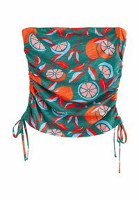 Haut à motifs fruités en tissu vert ; présente des designs de fruits orange et rose, des liens latéraux ajustables et une texture plissée.