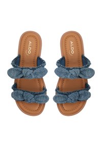Sandali in denim con tre cinturini annodati in tessuto di colore blu, suola sintetica marrone e cuciture dettagliate.