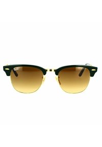 Occhiali da sole Ray-Ban con montatura in plastica verde, dettagli dorati e lenti marroni sfumate. Lenti quadrate con forma a farfalla, dotate di dettaglio del logo.