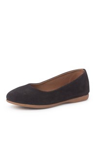 Bailarina de ante negra con punta redonda, diseño minimalista y suela de goma beige. Textura suave y silueta de perfil bajo.
