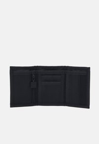 Portofel negru cu un compartiment cu fermoar, sloturi pentru carduri și țesătură texturată. Design compact cu un finisaj neted și cusături rezistente.