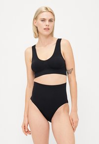 Conjunto de fato de banho preto de duas peças feito de tecido suave. Apresenta um top com decote arredondado e parte de baixo de cintura alta com um design minimalista.
