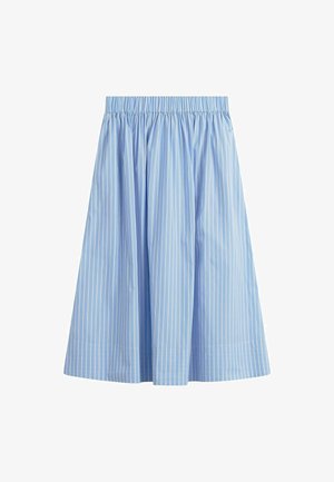 Jasnoniebieska spódnica midi z białymi pionowymi paskami i elastycznym pasem, wykonana z lekkiego materiału.