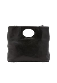Borsa tote in pelle nera con una forma strutturata, caratterizzata da un manico ad apertura circolare e una superficie liscia e texturizzata. Design minimalista.