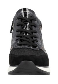 Baskets noires en matériau synthétique brillant avec des accents en daim. Équipées de lacets, d'une fermeture éclair sur le côté et d'une semelle texturée pour une meilleure adhérence.