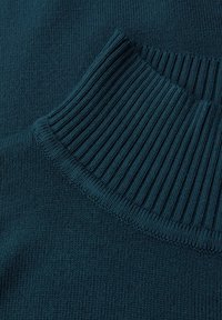 Teal sweater met een geribbelde kraag en een gladde textuur. De stof lijkt zacht en dicht gebreid, met een effen kleur zonder patronen.