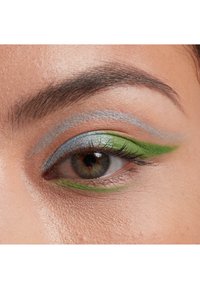 Primo piano di un occhio con ombretto argento e verde. L'ombretto presenta tonalità stratificate e linee nette, mettendo in risalto i toni multicolore dell'iride.