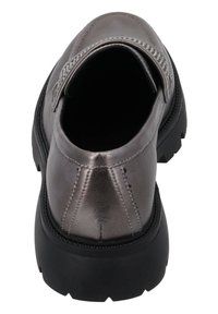 Zapato gris metálico con punta redondeada, detalles de costura y suela de goma negra. Diseño de parte trasera abierta con acento texturizado en el talón.