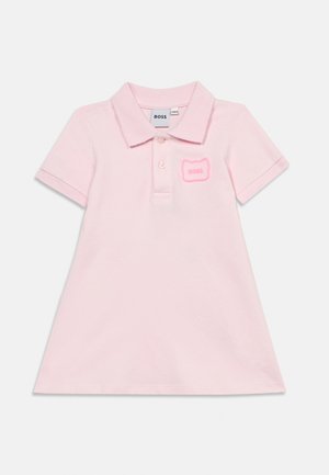 Różowa sukienka polo z krótkim rękawem, wykonana z miękkiej bawełny. Posiada kołnierzyk, trójprzyciskową plisę oraz uniesione logo na piersi.