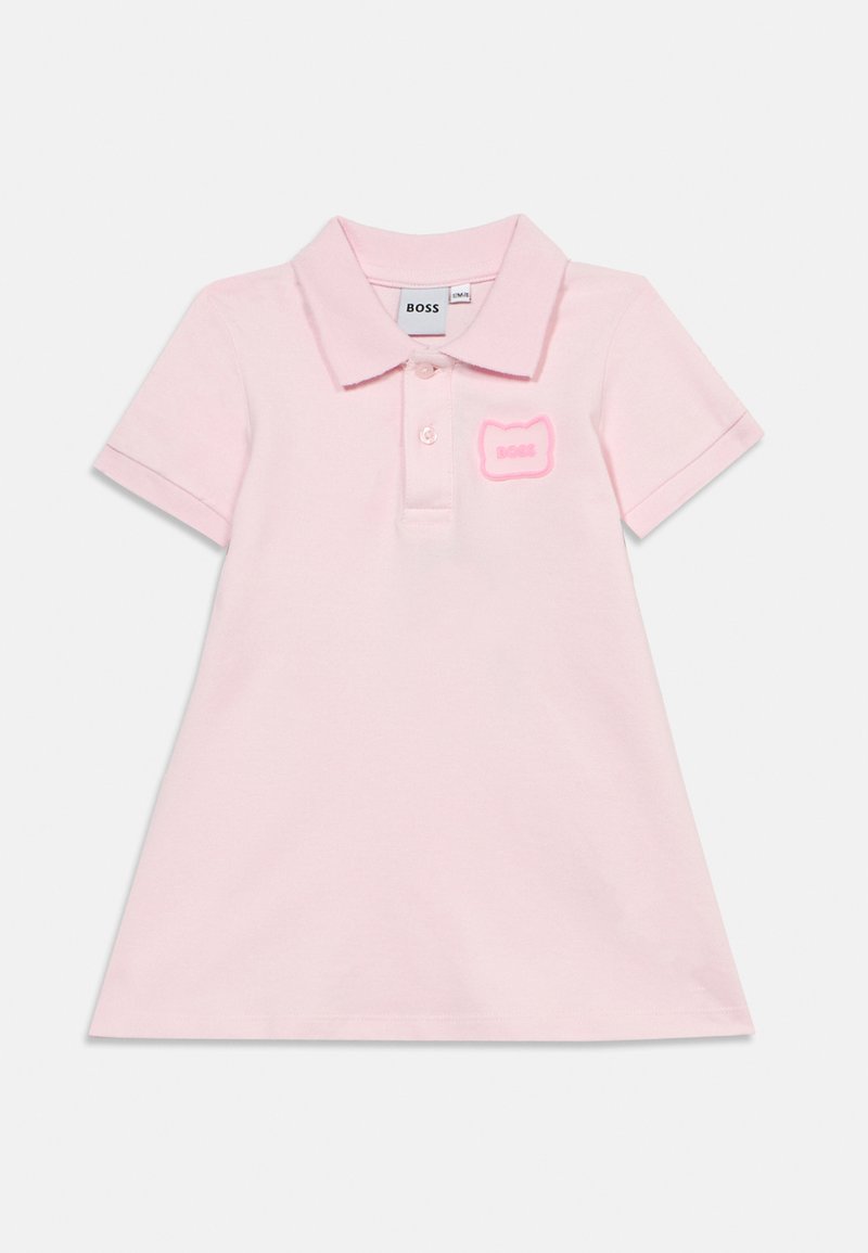 Φούξια φόρεμα πόλο με κοντά μανίκια, σχεδιασμένο από μαλακό βαμβάκι. Διαθέτει γιακά, τριπλή σειρά κουμπιών και ανάγλυφο λογότυπο στο στήθος.