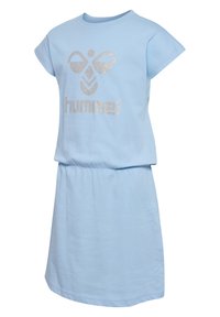 Helles blaues Kleid aus Baumwolle mit kurzen Ärmeln, geraffter Taille und einem silbernen Glitzerlogo auf der Vorderseite. Glatte Textur.