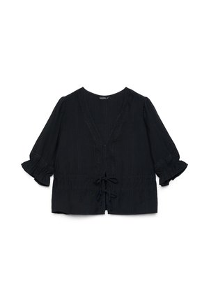 Schwarze Bluse mit 3/4 Puffärmeln, Spitzenbesatz entlang des V-Ausschnitts und der Ärmel sowie zwei vorderen Binderverschlüssen, flach auf weißem Hintergrund liegend.