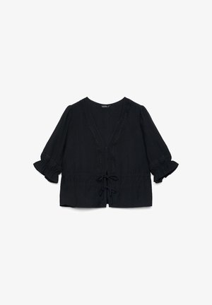 Schwarze Bluse mit 3/4 Puffärmeln, Spitzenbesatz entlang des V-Ausschnitts und der Ärmel sowie zwei vorderen Binderverschlüssen, flach auf weißem Hintergrund liegend.