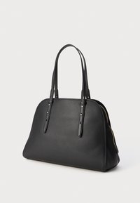 Borsa a tracolla in pelle nera con una forma strutturata, due manici lunghi e un dettaglio in zip dorate. Superficie testurizzata con accenti hardware minimi.