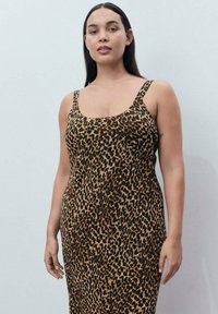 Haljina s leopard uzorkom, prilagođenog kroja, s tankim naramenicama, okruglim izrezom i glatkom teksturom, u nijansama smeđe i crne.