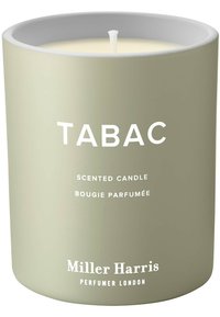 Blassgrüner, matter Kerzenbehälter aus Keramik mit einem weißen Deckel und eingeprägtem Text "TABAC" und "Duftkerze" in moderner Schrift.