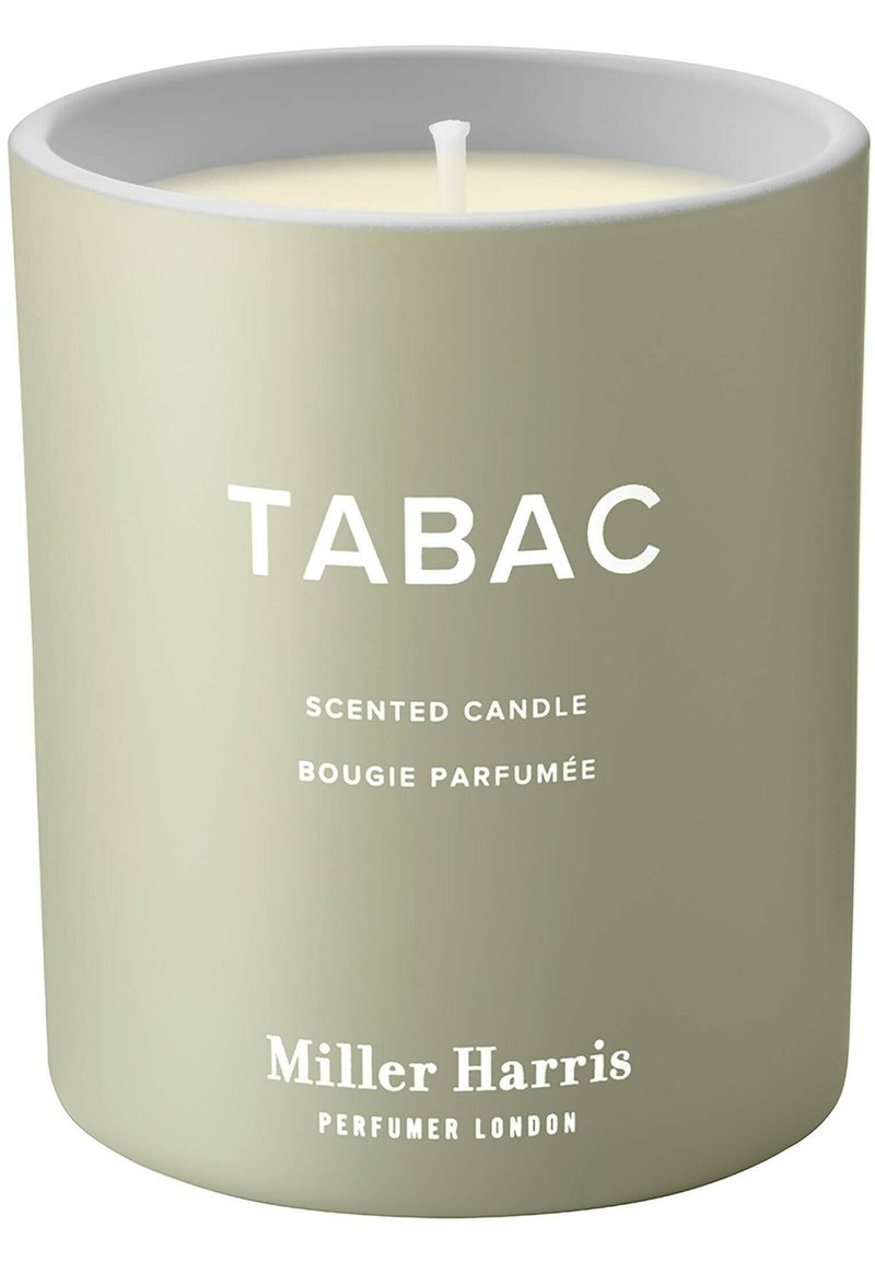 Blassgrüner, matter Kerzenbehälter aus Keramik mit einem weißen Deckel und eingeprägtem Text "TABAC" und "Duftkerze" in moderner Schrift.