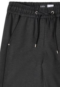 Donkergrijze sweatpants met een trekkoord in de taille, zijzakken en zilveren accenten. Gemaakt van een gestructureerd, zacht en rekbaar materiaal.