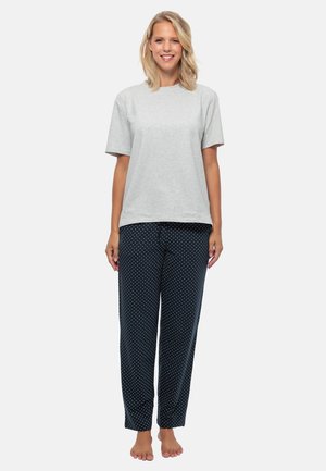 Grijze katoenen T-shirt met korte mouwen, gecombineerd met donkerblauwe pyjamabroek met stippen, met een ontspannen pasvorm en zachte textuur.