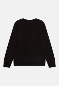 Sudadera negra con cuello redondo y mangas largas, hecha de una tela suave con puños y bajo acanalados. Sin patrones ni adornos.