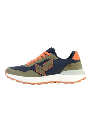 Baskets de sport pour hommes avec un dessus bleu marine, des accents en suède olive, des lacets orange vif et une semelle en caoutchouc texturée avec des détails orange.