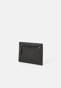 Portofel negru din material texturat, cu un compartiment cu fermoar. Formă plată și rectangulară, cu un profil subțire. Accente subtile din metal.