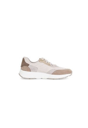 Lichtbeige en taupe sneaker met witte zool, veters aan de voorkant, details van suède en geperforeerd leer, zijaanzicht tegen een witte achtergrond.