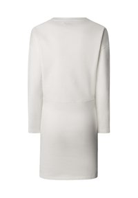 Vestido blanco de manga larga con cuello redondo y corte recto. Hecho de una tela suave, presenta una ligera costura en la cintura y sin patrones visibles.