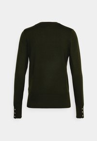 Pull vert foncé à manches longues avec col rond et poignets boutonnés, vu de dos sur un fond clair uni.
