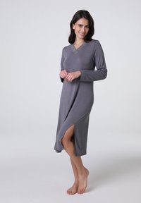 Vestito da notte grigio a manica lunga con scollatura a V e bordo in pizzo, caratterizzato da uno spacco laterale all'orlo e tessuto morbido per il comfort.