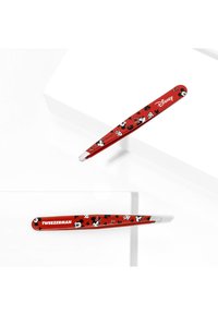 Røde TweezerMan pincetter med Disney Minnie Mouse mønstre, der viser tegneserieansigter, handsker, sløjfer og mærkenavne på en hvid overflade.