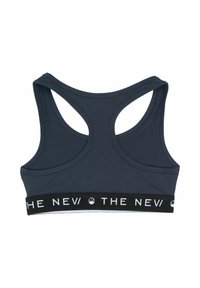 Mörkblå sport-bh med racerback-design och ett svart elastiskt band med vit text. Slät tygstruktur.