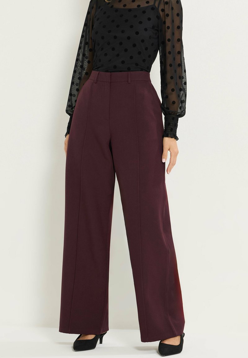 Wijdvallende broeken in diep burgundy stof met een gladde textuur en een gepaste pasvorm, met een hoge taille en voorzichtige vouwen.