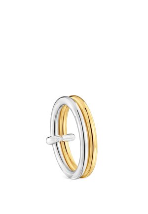 Anillos entrelazados de plata y oro con bordes suaves y redondeados, con una pequeña barra horizontal de plata que conecta el anillo de plata.