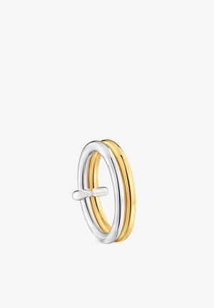 Anillos entrelazados de plata y oro con bordes suaves y redondeados, con una pequeña barra horizontal de plata que conecta el anillo de plata.