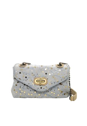 Pochette en tissu gris clair ornée de paillettes dorées et argentées, fermoir à torsion doré, et une bandoulière chaîne dorée avec un coussinet d'épaule en cuir beige.