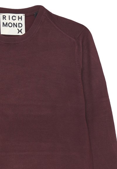Maglione a maglia bordeaux con scollo rotondo e maniche raglan. Presenta una superficie liscia e un'etichetta con la scritta "RICHMOND" sullo scollo.