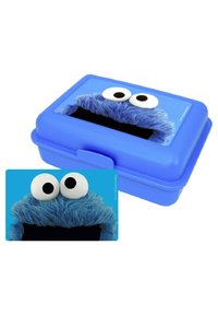 Lunch box blu con un coperchio testurizzato e peloso che presenta grandi occhi bianchi e una bocca nera. Include un design di carta piatta coordinato.