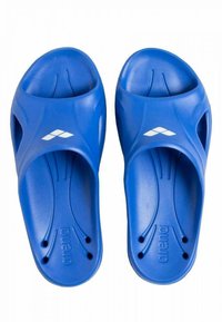 Infradito in gomma blu con una superficie liscia, design open toe e fori di drenaggio, con un logo bianco sulla parte superiore.