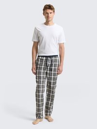 Biele tričko s krátkym rukávom v kombinácii s károvanými pyžamovými nohavicami v zelenej, čiernej a bielej farbe. Nohavice majú elastický pás a sťahovaciu šnúrku.