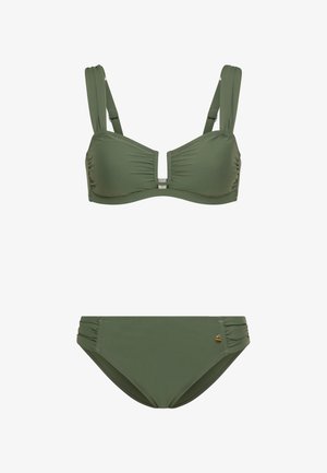 Zelený bikiny set s propracovaným topem s výřezem a nastavitelnými ramínky, doplněný kalhotkami se šňůrkami na bocích. Hladká textura.
