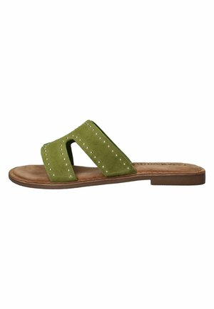 Platte slidesandaal met olijfgroene suède bovenzijde, zilverkleurige studs, gevoerd beige voetbed en dunne bruine zool.