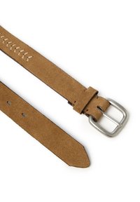 Cinturón de ante color canela con una hebilla rectangular de metal plateado, presenta un patrón de costuras a lo largo de un borde y múltiples orificios de ajuste.